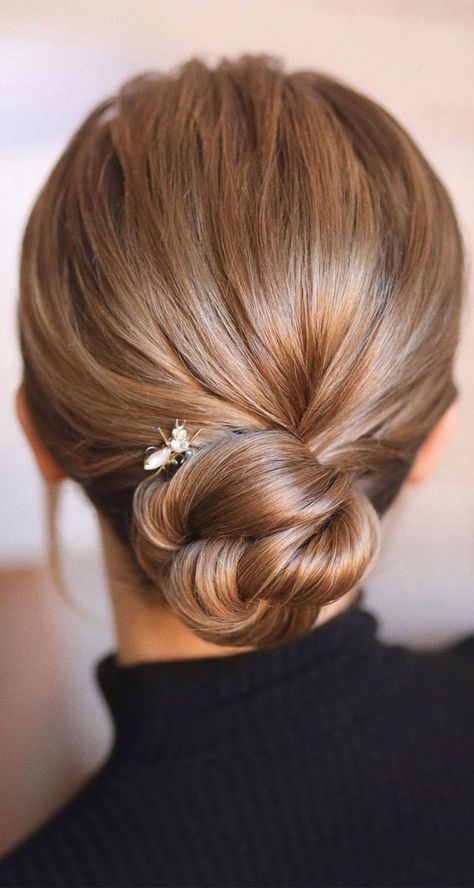 Knot Low Bun, Prom Hair Inspiration, Dolly Hair, Messy Updo Hairstyles, Lady Locks, Modern Updo, Glamorous Wedding Hair, Romantic Bridal Hair, Moda Medieval