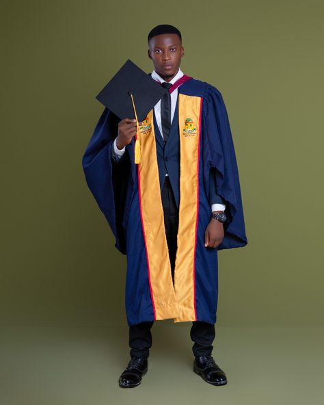 Graduation Poses For Men, Men’s Graduation Photoshoot, Men Graduation Poses, Men Graduation Pictures, Convocation Outfit Graduation, Convocation Outfit, Graduate Photoshoot, Men Graduation Outfit, Male Graduation