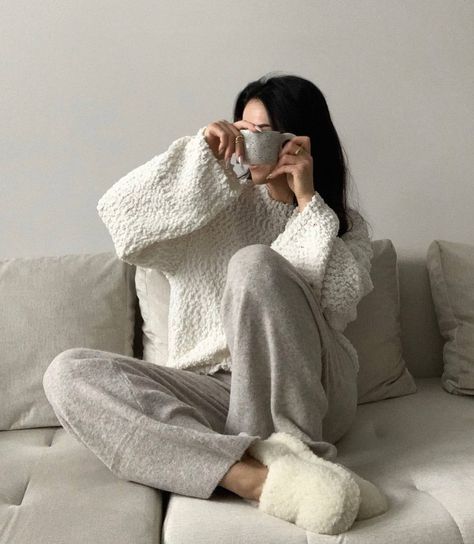 Cozy Winter Aesthetic Outfits, Loungewear Photography, Winter Homewear, Athleisure Mom, Comfy Winter, Loungewear Outfits, Winter Photoshoot, Cozy Loungewear, Instagram Ideas Photography