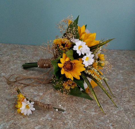 Elope Party, Bridesmaid Yellow, Sunflower Bridesmaid Bouquet, Fall Sunflower Weddings, Sunflower Boutonniere, Destination Wedding Flowers, Sunflower Bridal Bouquet, Bouquets Diy, Flower Wreath Hair