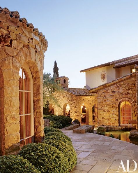 For a Southern California couple, architect Richard Landry created discrete structures to emulate the look of a small Italian village Italian Vineyard House, Succulent Garden Diy Indoor, Italian Vineyard, Vineyard House, Small House Exterior, Case In Pietra, Beautiful Small Homes, Italian Village, Tuscan Inspired