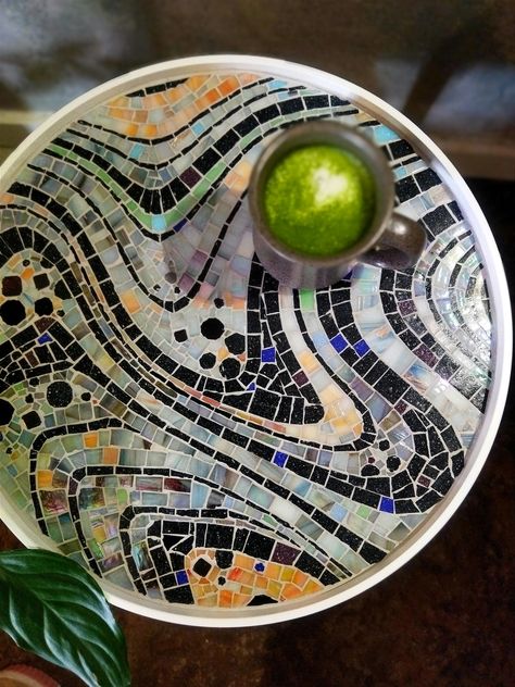 Wooden table decorated by hand with mosaic pieces. Mosaic Art Table Top, Small Round Mosaic Table Top, Table Top Mosaic Ideas, Mosaic Table Top Designs Patterns, Mosaic Ideas Beginner Pattern, Mosaic Trays Ideas, Mosaic Projects Ideas, Diy Mosaic Table Top, Mosaic Design Ideas