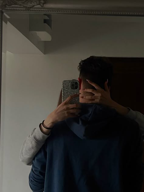 No Faces Couple Photos, Hiding Him Pictures, Face Hidden Poses Couple, Shy Couple Selfie Ideas, Couple Goal Photos In Mirror, Hug Mirror Selfie Couple, Mirror Pose Couple, Mirror Pictures With Boyfriend No Face, Non Face Couple Photos