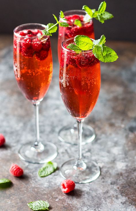 Raspberry Champagne Rum Punch -- An easy and delicious cocktail perfect for New Year's! Champaign Cocktails, Raspberry Champagne, New Year's Drinks, New Years Cocktails, Ribeye Roast, Champagne Punch, Champagne Drinks, Drink Garnishing, Pretty Cocktails