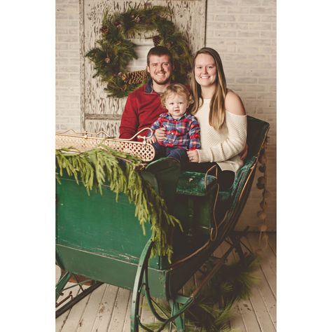 Sleigh Photoshoot Photo Ideas, Christmas Family Pictures, Gift Shop Displays, Family Holiday Pictures, One Horse Open Sleigh, Sleigh Christmas, Christmas Photo Booth, Christmas Pics, Family Christmas Pictures