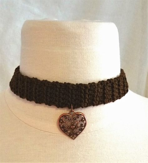 Crochet And Jewelry, Crochet Choker Tutorial, Crochet Necklace Holder, Brown Crochet Ideas, Crochet Choker Free Pattern, Crochet Choker Pattern, Crochet Accessories Jewelry, Knitted Choker, Knit Choker