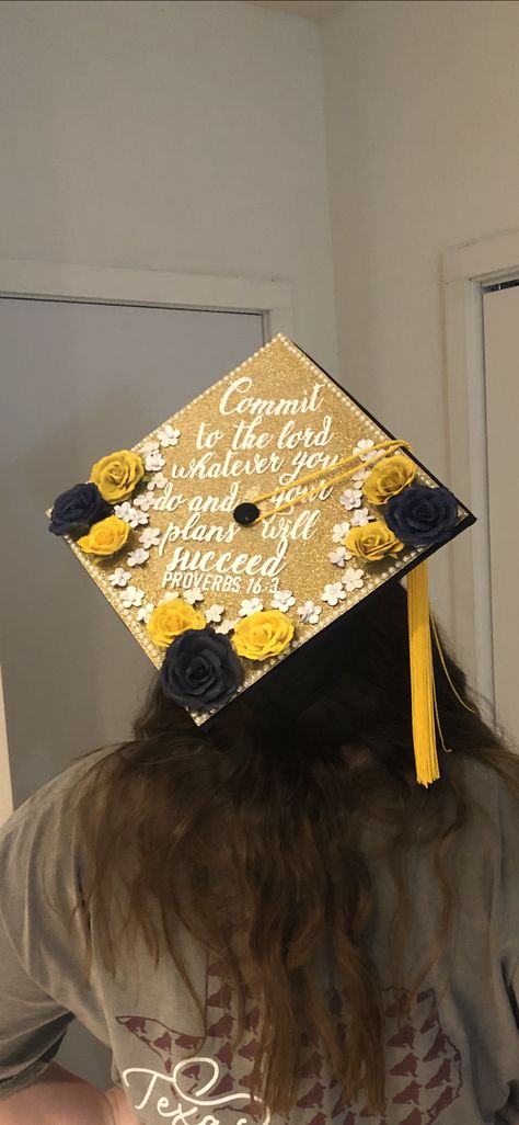 Yellow Grad Cap Ideas, Graduation Cap Designs Yellow, Yellow Graduation Cap, High School Graduation Cap Designs, Gold Graduation Cap, Design Black Gold, High School Graduation Cap, Graduation College, Grad Cap Designs