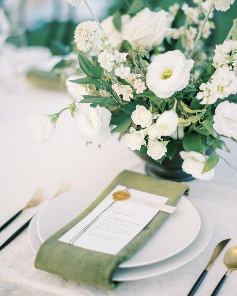 Green Linen Napkins Wedding, Green Napkins Wedding Place Settings, Green Napkin Table Setting, Green Napkins Wedding, White Wedding Table Setting, Napkins Wedding Table, Wedding Plate Setting, Green Table Settings, Linen And Velvet