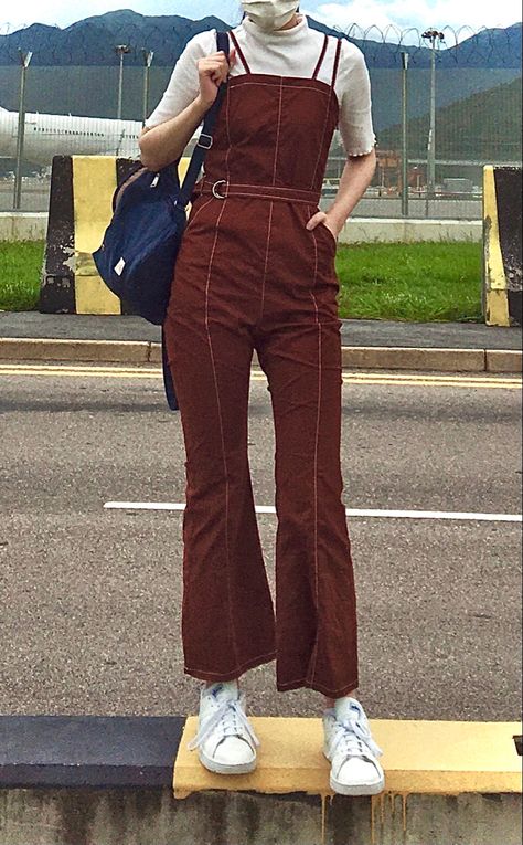 Jean Romper Outfit Fall, Brown Overalls Outfits Summer, Overalls With Turtleneck, Linen Overalls Outfit, White Sneakers Aesthetic, Brown Overalls Outfits, Jean Romper Outfit, Romper Outfit Fall, Outfit With Turtleneck