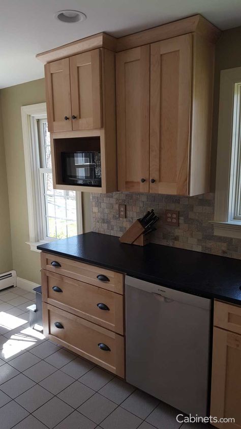 Small Shaker Kitchen, Natural Wood Kitchen Cabinets, Elegant Kitchen Decor, Cabinet Trends, Math Websites, Maple Kitchen Cabinets, Natural Wood Kitchen, Kitchen 2020, Kitchen Improvements