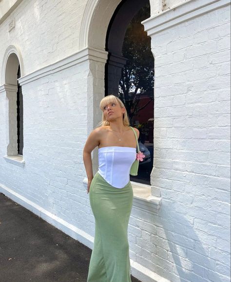 Long Green Skirt Outfit, Green Skirt Outfits, Hozier Concert, Skirt And Corset, Soft Outfits, Long Green Skirt, Green Maxi Skirt, White Long Skirt, Chic Dress Classy