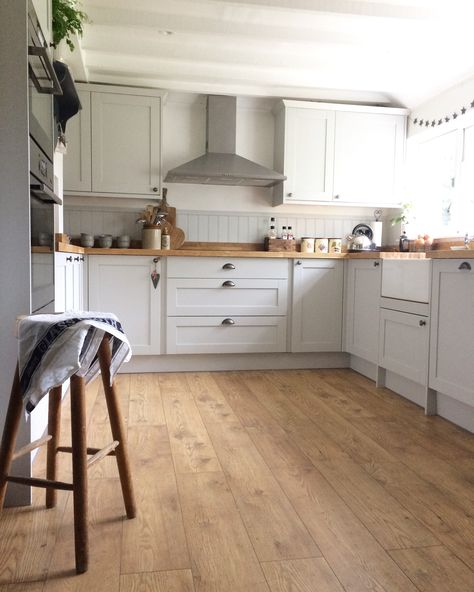 Modern country cottage howdens kitchen. Allendale Dove Grey from Howdens with their rustic oak worktops. Modern Country Cottage, Rustic Cottage Kitchens, Howdens Kitchen, Oak Worktop, Howdens Kitchens, Modern Country Kitchens, Oak Worktops, Cottage Kitchens, Classic Kitchen