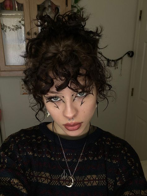 Selfie Photography Poses, Liner Eye Makeup, Gothic Hairstyles, Goth Hair, Alt Makeup, Big Curly Hair, Short Curly Haircuts, Selfie Photography, Graphic Liner