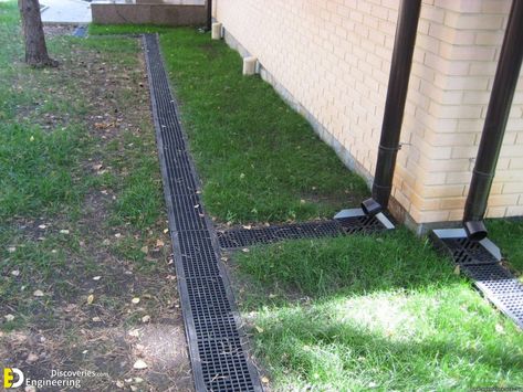 How To Make Drainage Around The house With Your Own Hands House Drainage System, Gutter Drainage, Inexpensive Backyard Ideas, Diy Retaining Wall, Landscape Drainage, Backyard Drainage, Drainage Ditch, Landscaping Around House, Yard Drainage