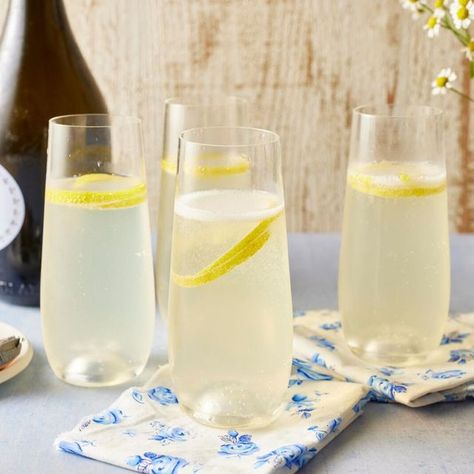 best prosecco brands Sparkling Margarita, French 75 Cocktail Recipes, New Years Eve Drinks, French 75 Cocktail, Homemade Liquors, Christmas Drinks Alcohol, Cream Drinks, New Years Eve Dinner, Ice Cream Drinks