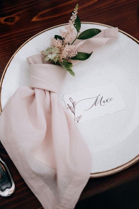 Wedding Place Settings No Plates, Napkin Ideas, Heather Wedding, Creative Napkins, Vintage Wedding Table, Beautiful Tablescapes, Table Scapes, Wedding Place Settings, Dinner Table Decor