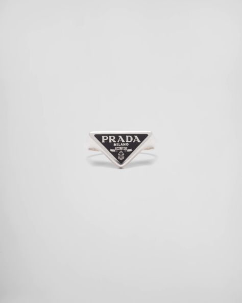 Iconic and sleek, the triangle logo is the protagonist of a new line of jewelry made of 925 sterling silver that reinterprets punk influences in a modern way. Prada's historic symbol decorated with enamel defines this ring. Prada Rings, Womens Silver Jewelry, Prada Jewelry, Jewels Rings, Style Punk, Triangle Logo, Black Jewelry, Ring Women, Fine Jewelry Collection