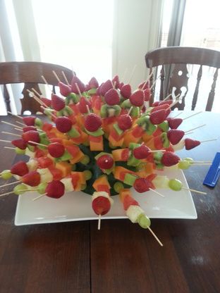 Showy But Simple Fruit Kabobs - Perfect For A Party Recipe - Low-cholesterol.Food.com Fruit Kabobs Display, Desert Fruit, Baby Shower Finger Foods, Fruit Kabob, Food Tables, Fruit Dips Recipes, Fruit Skewers, Fruit Displays, Fruit Kabobs