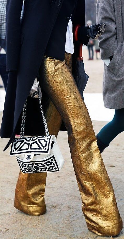 Gold Pants, Elegante Casual, Casual Chic Outfit, Looks Chic, Maxi Skirts, Looks Style, Mode Inspiration, Straight Pants, Look Fashion