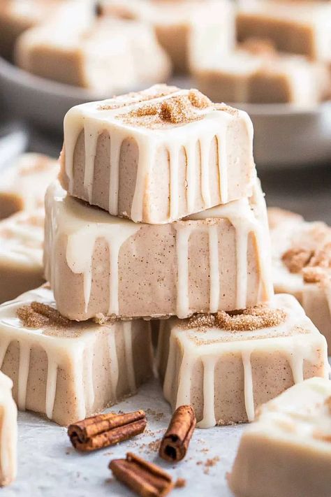 Cinnamon Roll Fudge Cinnamon Roll Fudge, Cinnamon Fudge Recipe, Cinnamon Fudge, Chocolate Marshmallow, Oh Fudge, Fudge Recipes Easy, Marshmallow Cream, Dessert Smoothie, Bread Snacks