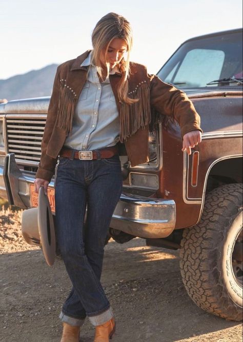 Cowboy Outfits For Women Cowgirls, Modern Cowgirl Outfits, Texas Cowgirl, Country Outfits Women, Farmer Outfit, Cowgirl Style Outfits, Modern Cowgirl, Cowgirl Look, Tooled Leather Belts