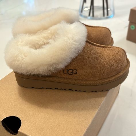 Brand New Chestnut M Moraene Kids Uggs With Box Size 10 Usa Ugg Slippers Kids, Uggs Cute, Ugg Boots Aesthetic, Preppy Uggs, Uggs For Kids, Uggs Aesthetic, Uggs Brown, Uggs Slippers, Shoes Uggs