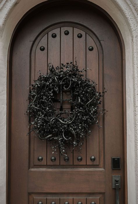 How to make a spooky Halloween wreath with black ivy, snakes and glowing orange LED lights. A fun, simple and inexpensive holiday craft! Slytherin Wreath, Snake Halloween Decor, Snake Halloween, Spooky Halloween Wreath, Orange Led Lights, Pin Weaving, Jenna Sue Design, Black Ivy, Jenna Sue