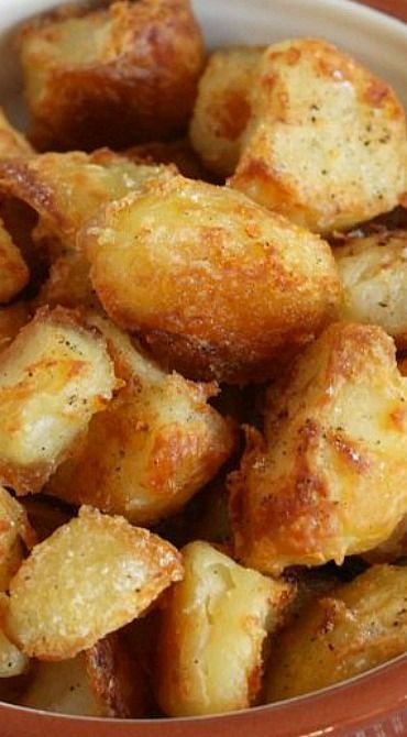 How to make the perfect roast potatoes Perfect Roast Potatoes, Resep Pasta, Perfect Roast, Roast Potatoes, Potato Side Dishes, Easy Cheesy, Think Food, Potato Dishes, Fried Potatoes