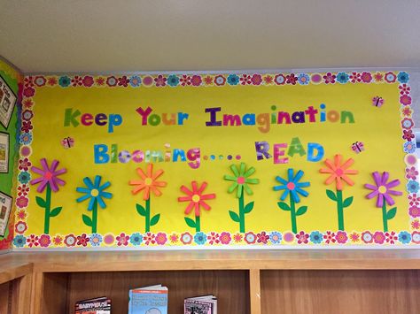 Library Bulletin Boards Elementary, Bulletin Boards Elementary, Spring Library, Garden Theme Classroom, Easter Bulletin Boards, Elementary Librarian, Elementary Bulletin Boards, School Library Displays, Library Bulletin Board