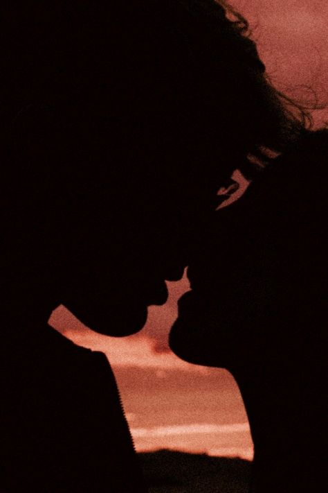 Couple Silhouette Aesthetic Kiss, Lovers Silhouette Aesthetic, Kissing Silhouette Aesthetic, Kissing Shadow Photo, Sunset Kiss Aesthetic, Kiss Silhouette Aesthetic, New Romance Aesthetic, Couple Silhouette Aesthetic, Vintage Lovers Aesthetic