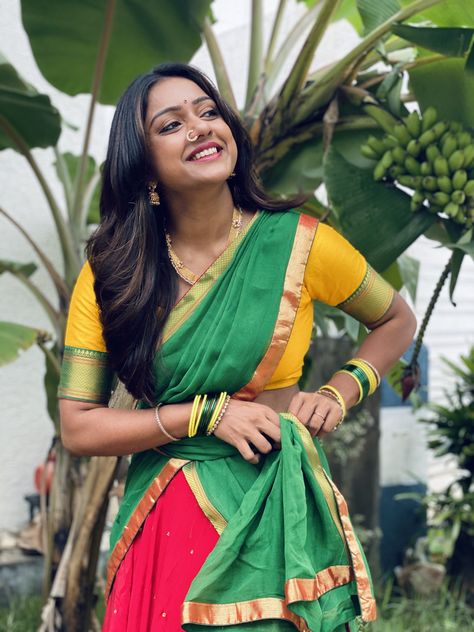 Vithika Sheru, Samyuktha Menon, Bachata Dance, Half Saree, Indian Sarees, India Beauty, Indian Fashion, Beauty Women, Saree