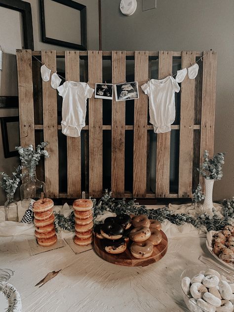 Boho Gender Reveal Party, Boho Gender Reveal, Diy Baby Shower Ideas, Décoration Baby Shower, Baby Shower Ideas For Boys, Baby Shower Decorations Neutral, Cow Baby Showers, Country Baby Shower, Idee Babyshower