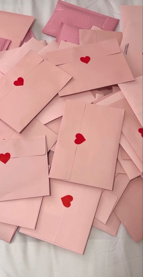 Pink Jewellery Aesthetic, Birthday Ideas Aesthetic At Home, Letter Packing Ideas, Pink Envelope Aesthetic, Gift Giving Love Language, Cute Wrapping Ideas, Love Letter Design, Love Letters Aesthetic, Garment Packaging