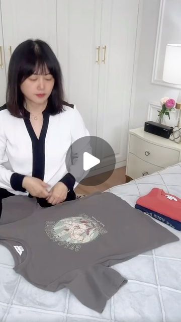 Home | Folding | Organize on Instagram: "T-shirt folding tips 😍✨Tag and share with your friends 💞  FOLLOW FOR MORE ❤️  Credits ✨ via TikTok   #foldingclothes #folding #organization #organizingtips #konmarifolding #organizedhome #organized #getorganized #konmari #tutorialsvideos #theneatlife #rsorganizing #lifehacks #inventions #kitchengadgets #gadgetsshop #coolgadgets #laundry #diy #clothes #homeorganizing #origami #origamilovers #origamilove #origamiart #origamipaper #origamiwork #homeorganization #home #organizedlife" Marie Kondo Tshirt Fold, Folding T Shirts For Drawers, Folding Tshirt Hack, Pliage Tee Shirt, How To Fold Crop Tops, How To Fold Tshirts, Folding Tee Shirts, Folding Organization, Tshirt Hacks