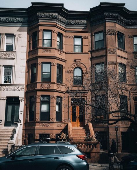 J. Todd Stovall on Instagram: “These residences are part of a row of fifteen, three-story and basement, brownstone-fronted residences designed in the Romanesque and…” Brownstone Homes Interior, Elementary Brownstone, Brownstone Christmas, Brownstone Exterior, Chicago Brownstone, Townhouse Basement, Brownstone Apartment, Townhouse Architecture, Apartment Front