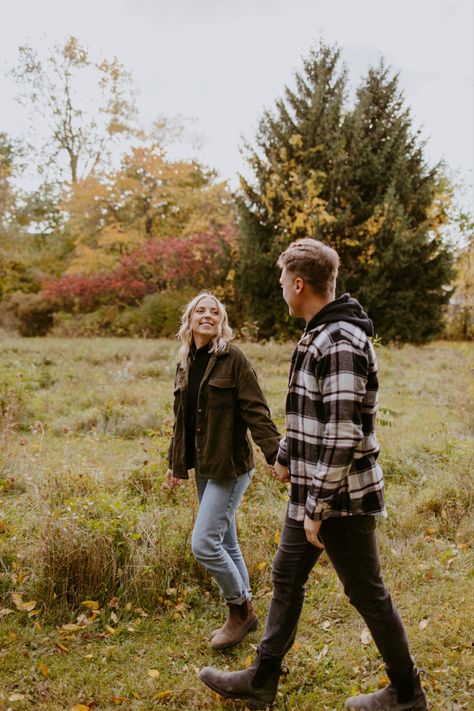 Couples Flannel Outfits, Cute Fall Couples Outfits, Fall Couples Photoshoot Flannel, Engagement Photos Guy Outfit, Casual Outfits For Couples Photoshoot, Fall Couples Pictures Outfits, Flannel Engagement Photos Fall, Casual Winter Engagement Outfits, Fall Couple Outfit Ideas