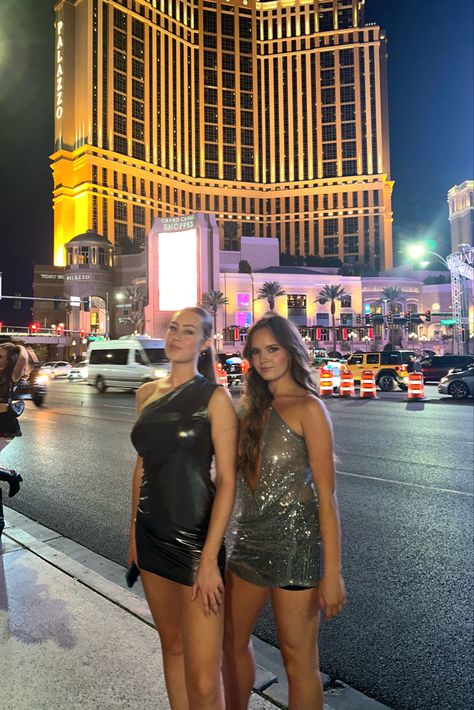 Vegas city, lights,cnight photos, insta city inspo, friend photo inspo, vegas, vacation Las Vegas Clubbing Outfits, Vegas Clubbing Outfits, Vegas Vacation Outfits, Day Club Outfit Vegas Pool, Las Vegas Outfit Ideas Night, Vegas Inspo Pics, Viva Las Vegas Outfit, Las Vegas Aesthetic Outfit, Vegas Night Out Outfit