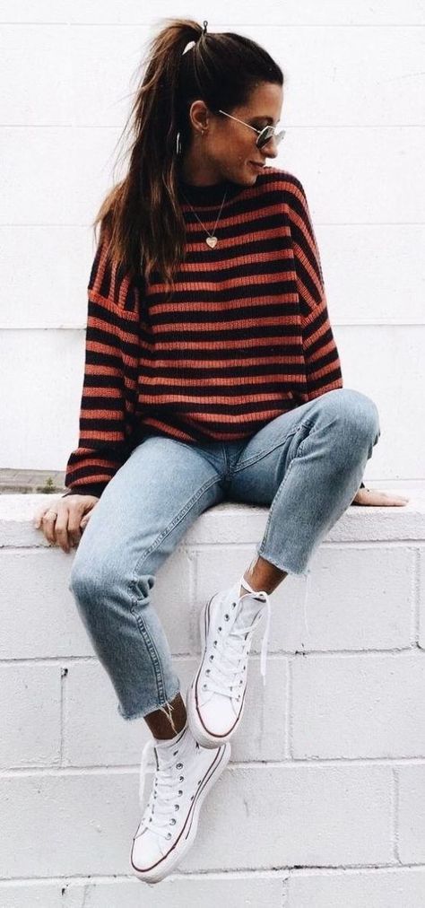 These fashion essentials are perfect for London in the spring! Vans Outfit, Jeans And Converse, Streetwear Mode, 90's Fashion, Pullover Outfit, White Converse, Street Fashion Photography, Cute Fall Outfits, Mode Inspo