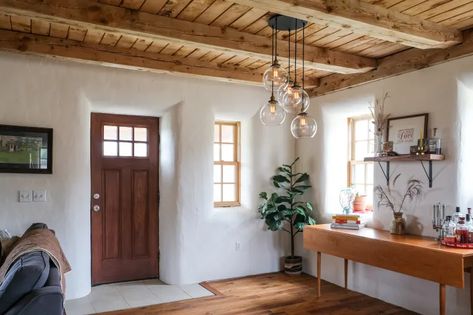 Adobe House Exterior, Straw Bale Construction, Cob Building, Diy Straw, Straw Bale House, Tiny House Talk, Earthship Home, Straw Bales, Straw Bale