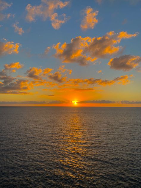 Sun Setting Over Ocean, Sky With Sun And Clouds, Sun Set Ocean, Sun Set Aesthetic Beach, Sun Set Clouds Sky, Sun Setting Aesthetic, Summer Sunshine Aesthetic, Sunset Reference Photo, Sun Set Drawing