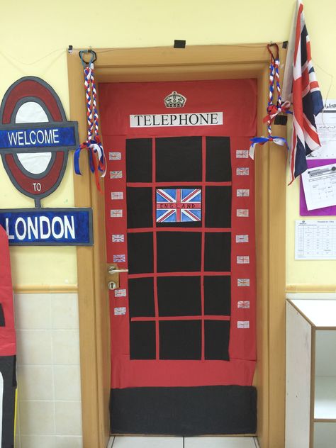 International day in first grade: decorated door like a British telephone booth! London Classroom Theme, English Class Door Decoration, England Classroom Decoration, English Corner Decoration School, International Day Decoration At School, English Class Decoration, London Theme Parties, Coronation Decorations, British Telephone Booth