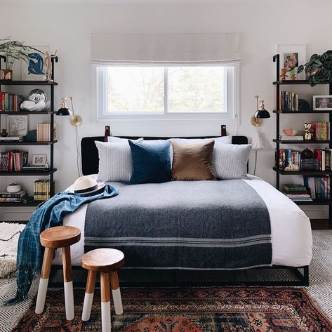 Boy Daybed, Bohemian Library, Wall Bookshelf Ideas, Toddler Boy Rooms, Daybed Room Ideas, First Home Decor Ideas, Brooklyn Bedroom, Bedroom Office Ideas, Spare Bedroom Ideas