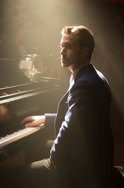 Ryan Gosling in La La Land (2016) Ryan Gosling Piano, La La Land Aesthetic, Happy Birthday Ryan, Land Aesthetic, Ryan Adams, Damien Chazelle, Райан Гослинг, Piano Man, Film Inspiration