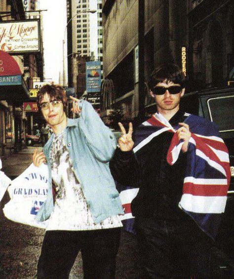 Liam Gallagher Oasis, Liam And Noel, Oasis Band, British Music, Noel Gallagher, Liam Gallagher, Oasis Fashion, Indie Aesthetic, Indie Rock