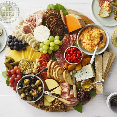 How to Make a Charcuterie Board Perfect for Any Party Antipasto Kabobs, Green Goddess Dip, Yogurt Covered Pretzels, Pimento Cheese Spread, Marinated Olives, Snack Board, Charcuterie Recipes, Cheese Spread, Cured Meats