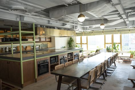 Communal kitchen & dining in the The Nate House - Cohousing in Hong Kong Kitchen Hostel Ideas, Communal Dining Room, Communal Living Homesteads, Communal Kitchen Design, Hong Kong Apartment, Communal Dining, Nails Small, Community Kitchen, Communal Kitchen