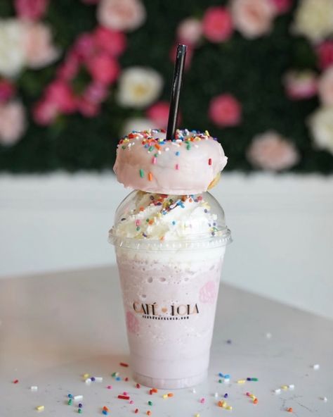 Cafe Food Ideas Coffee Shop, Mini Cafe Ideas, Bakery Drinks, Cafe Lola, Cold Coffee Drinks Recipes, Cafe Drinks, Smoothie Menu, Ice Drink, Pink Cafe