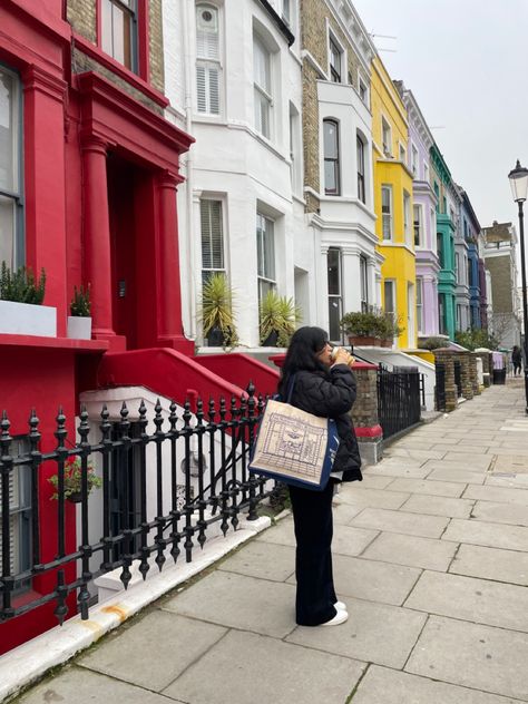 London Aesthetic Notting Hill, Nothing Hill Outfits, London During Winter, Notting Hill Pictures Ideas, London Instagram Posts, London Notting Hill Aesthetic, Notting Hill Instagram Pictures, Photoshoot Ideas London, Notting Hill Photoshoot