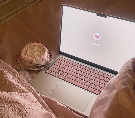 Pink Med School Aesthetic, Girly Aesthetic Wallpaper Laptop, Pink Apple Laptop, Macbook Pink Aesthetic, Pink Macbook Aesthetic, Pink Tech Aesthetic, Pink Laptop Aesthetic, Pink Computer Aesthetic, Pink Studying Aesthetic