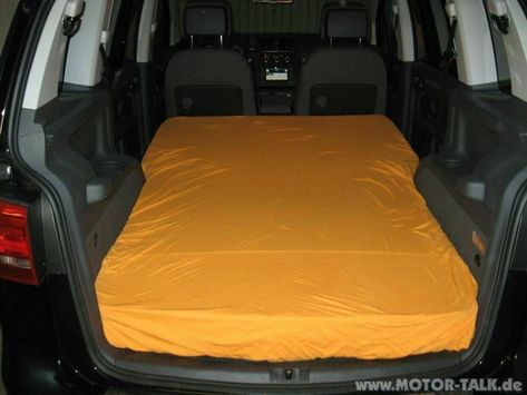 Touran-matratze1 : VW Touran 2006 Facelift Laderaumvergrößerung, ebener Ladeboden : Biete : #206403366 Suv Camper, Volkswagen Touran, Vw Touran, Popup Camper, Car Camping, Camping Car, Living Design, The Search, Glamping